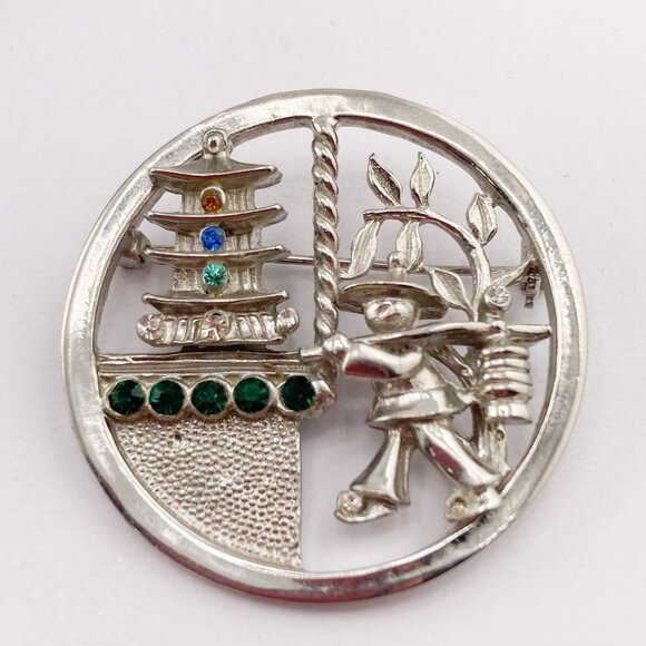 VINTAGE Silver tone metal and green rhinestone Asian scene brooch ~ c. 1950s pin - Picture 3 of 10